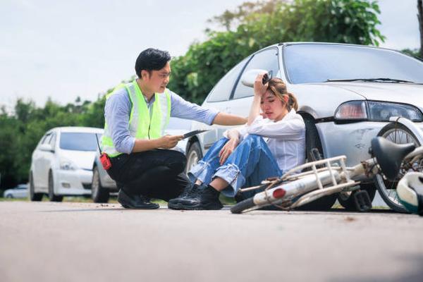 Navigating Car Injury Claims: Expert Lawyer Services